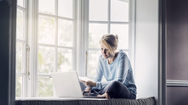 Par på perrongen i en togstasjon